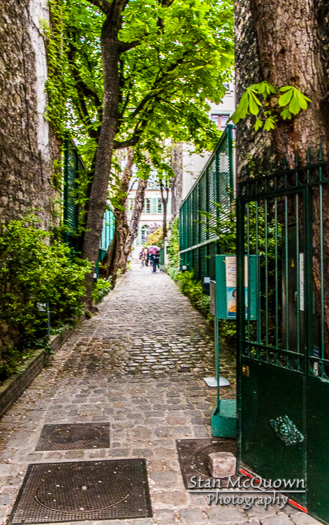 Up the alleyway to the entrance.